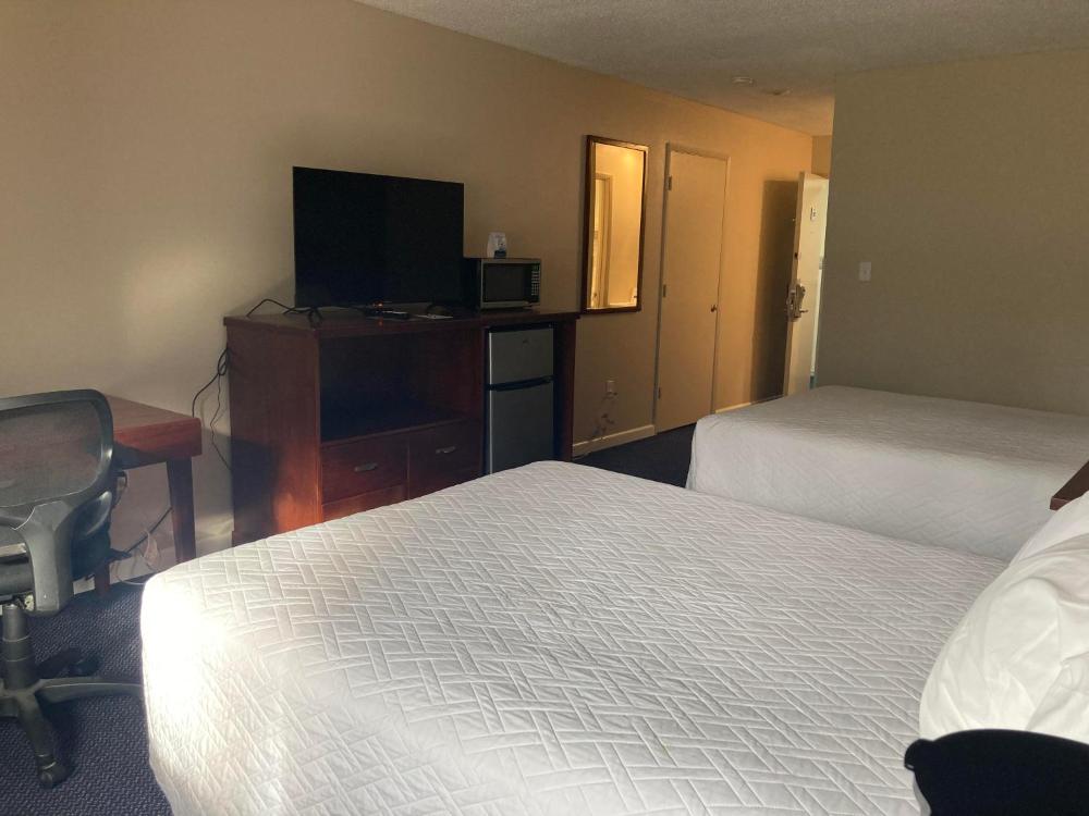 Queen Room with Two Queen Beds - Non-Smoking interior
